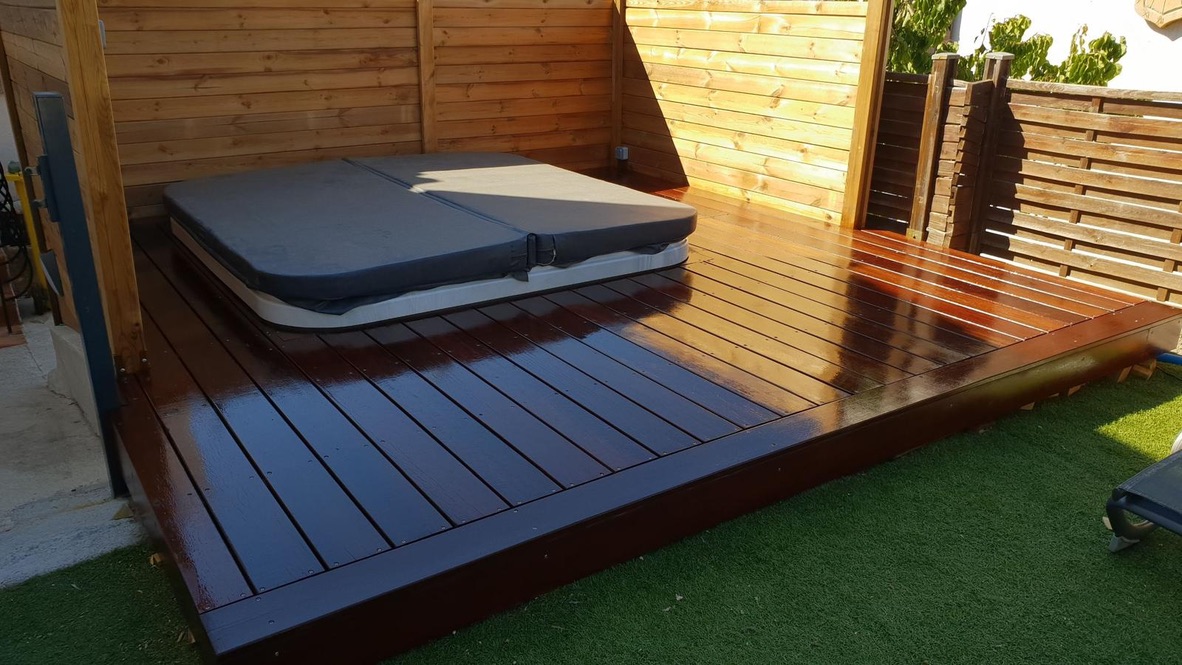 Jacuzzi encastré & habillage terrasse Massaranduba de 16m² à Châteauneuf-les-Martigues