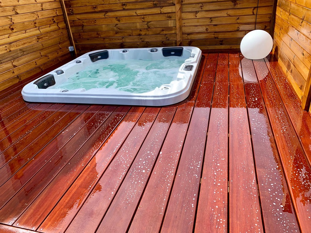 Jacuzzi encastré & habillage terrasse Massaranduba de 16m² à Châteauneuf-les-Martigues