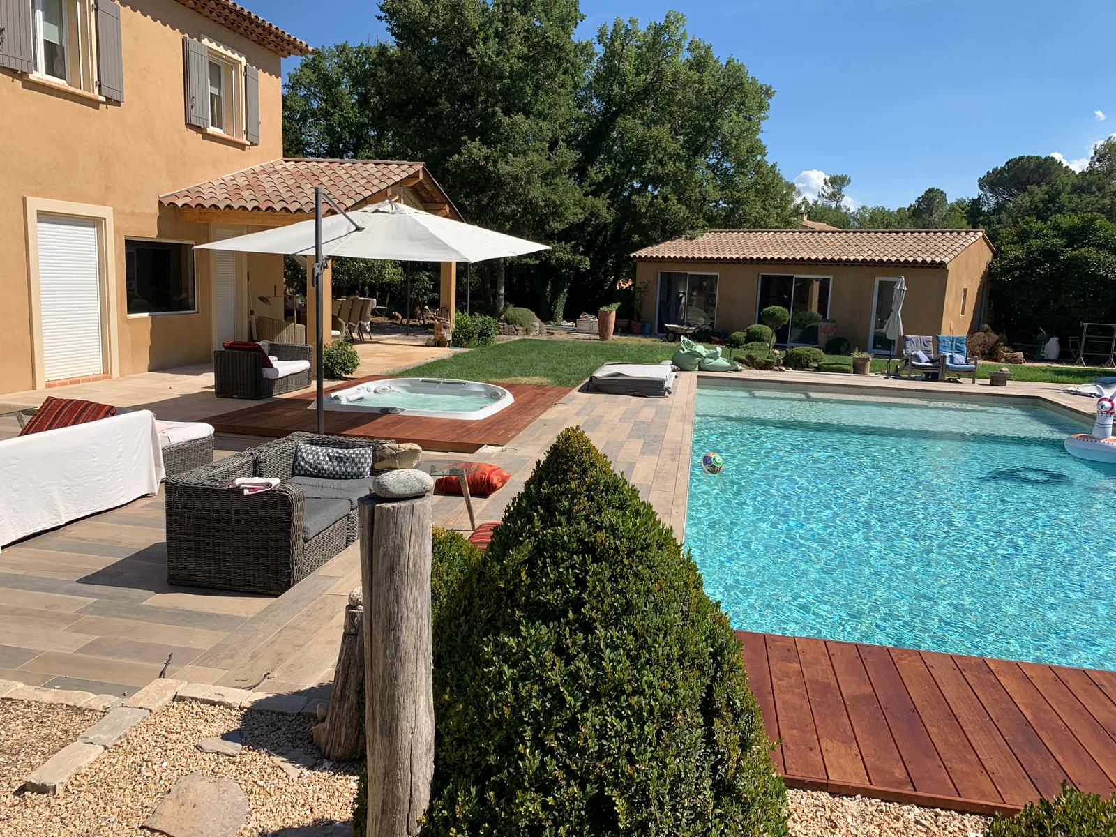 Jacuzzi encastré & habillage en Merbau de 35m² à Bras