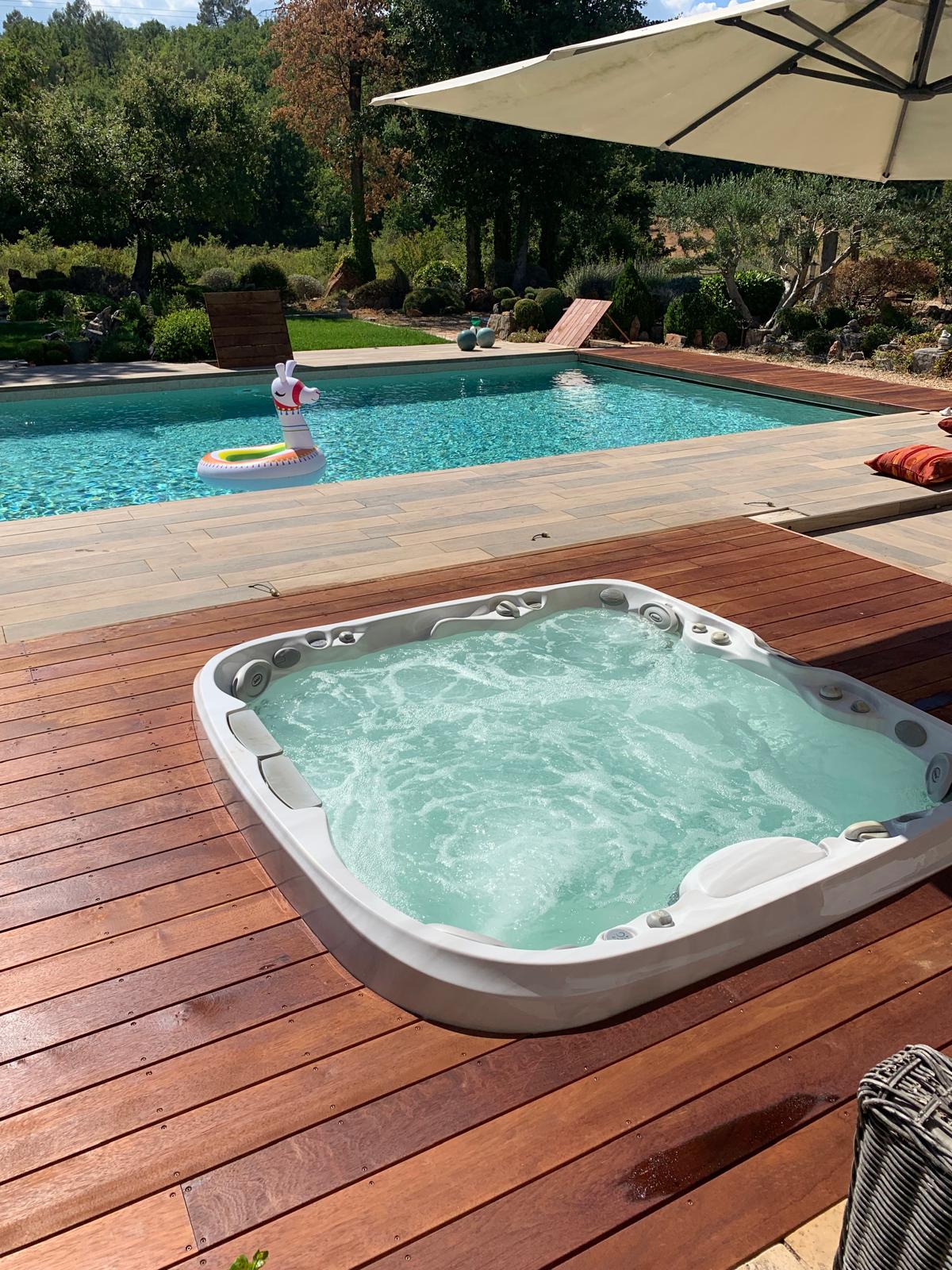 Jacuzzi encastré & habillage en Merbau de 35m² à Bras