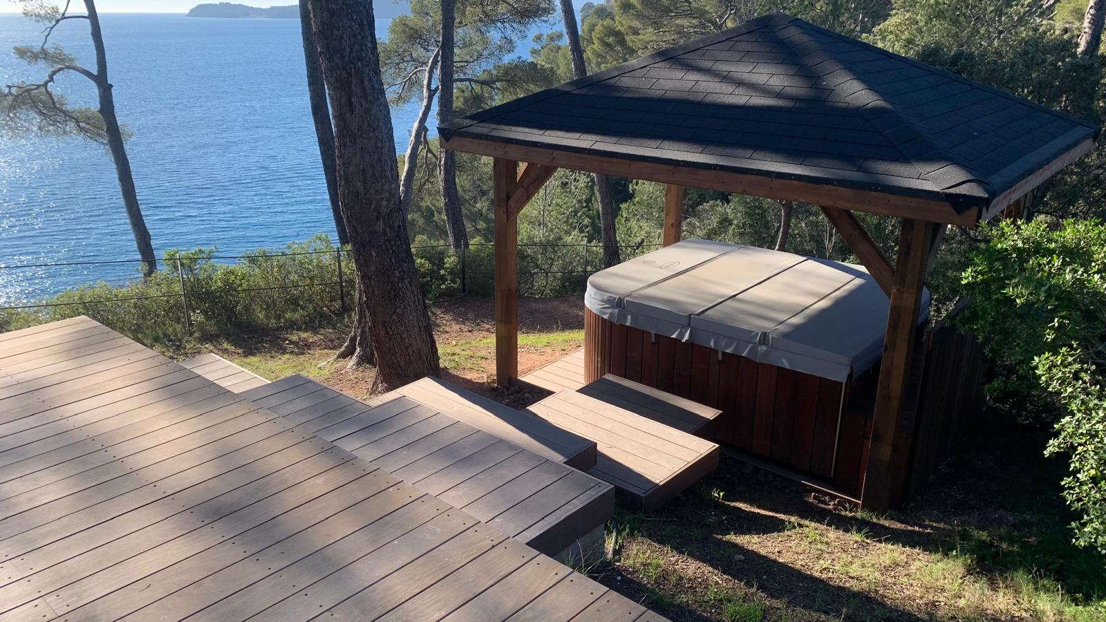 Kiosque en Pin autoclave vue mer pour le Château Rocabella au Pradet